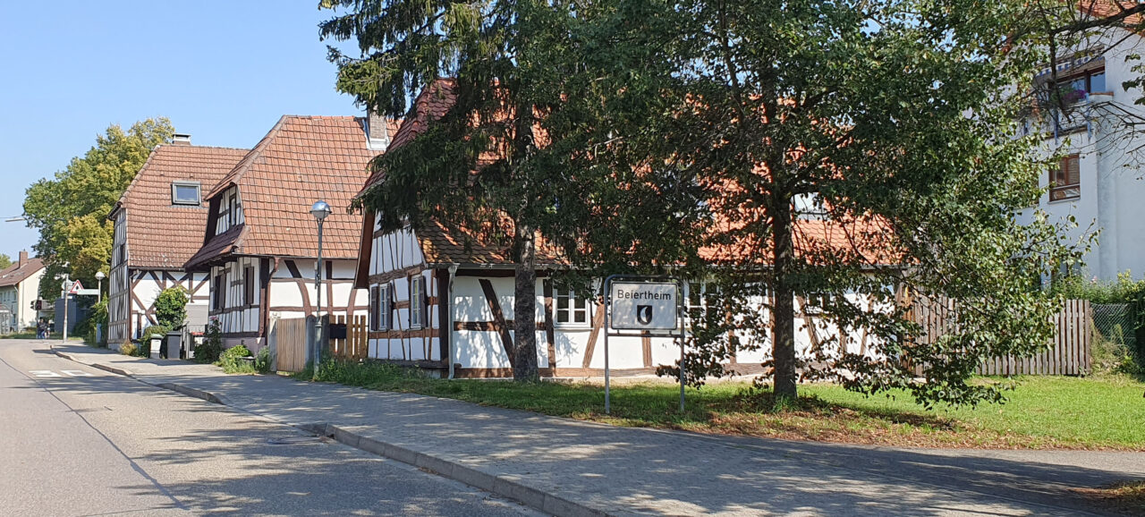 Blick von der Albbrücke auf Ortsschild und Fachwerkhäuser